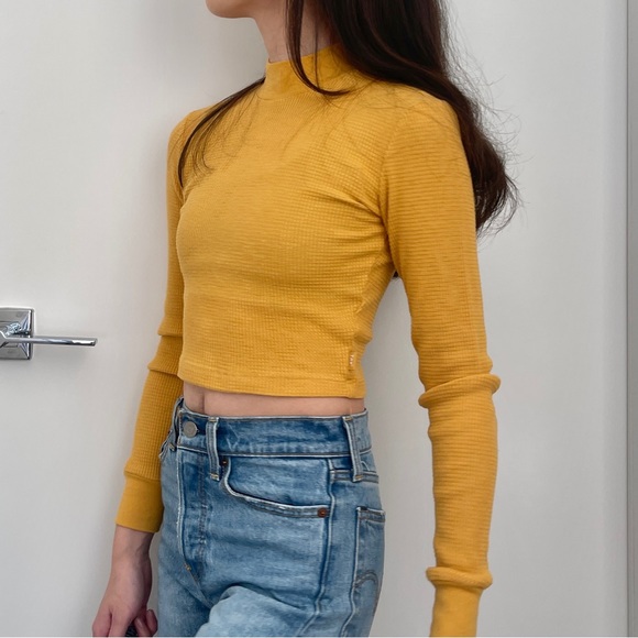 Aritzia | TNA Thermal Waffle Long Sleeve T Shirt - Picture 3 of 9